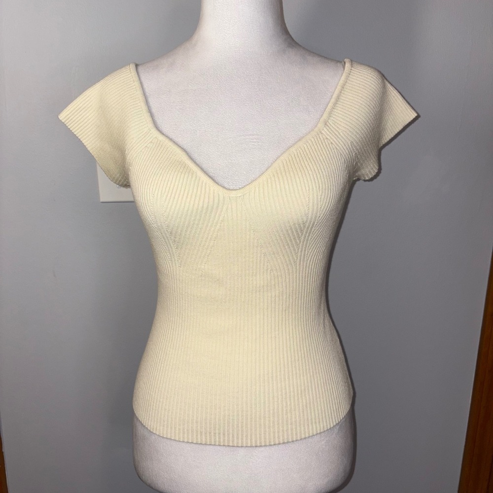 ASTR the Label Cream Ribbed Knit Top V Neck Short Sleeve Fitted Womens Small‎